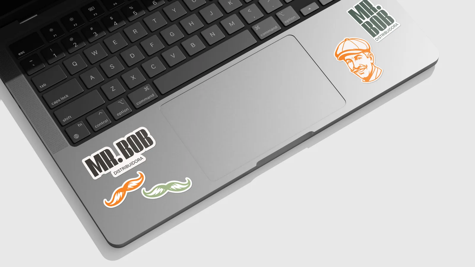 Adesivos da marca em um notebook