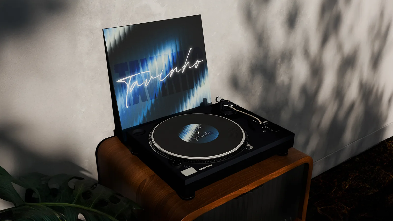 Capa de vinil e toca-discos com a marca